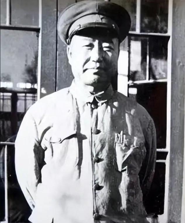 1958年，北京十三陵水库工地上，一位干部当着众人面，指着时任69军军长董其武的
