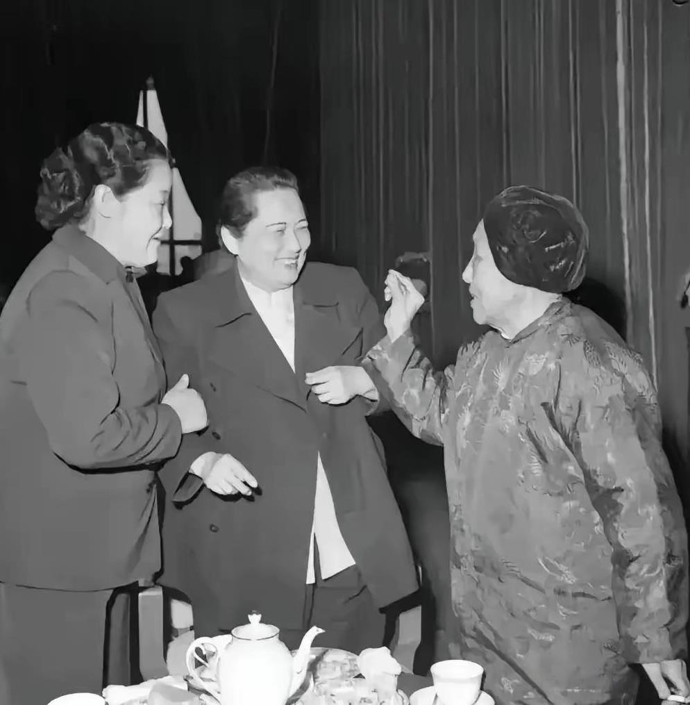 这是1960年，史良、宋庆龄和何香凝三位女性领导人的合影照。照片中三人面带微笑