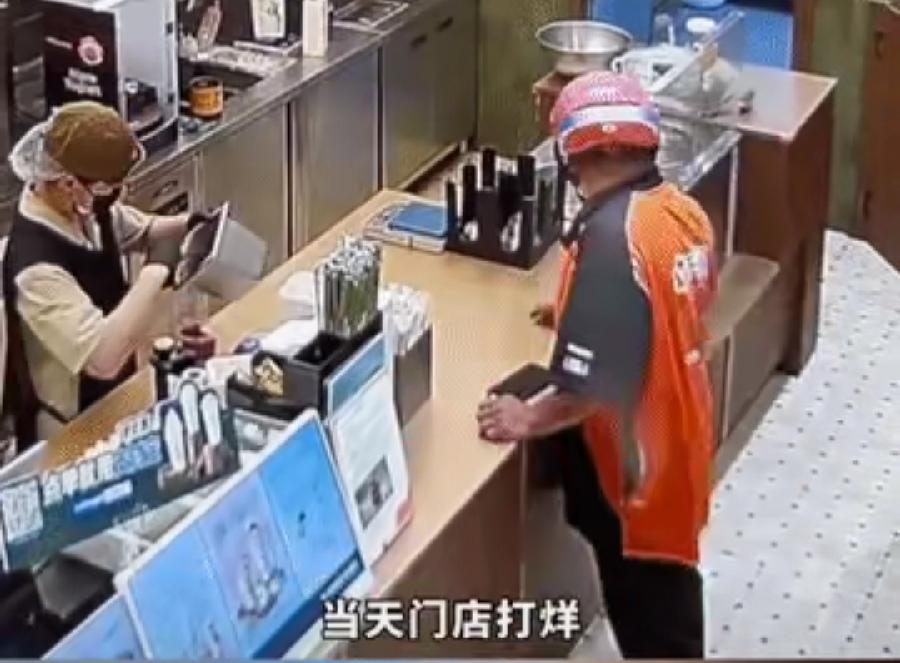 泪目，湖南一家奶茶店里，店员将不能过夜的水果送给外卖小哥，不料，小哥接过