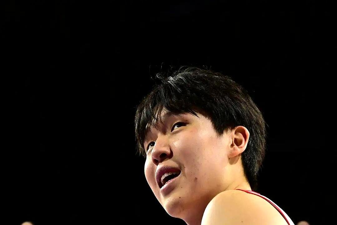 22分+21正负值，他还在打G联赛去年首轮16顺位被灰熊挑中，转身被送去