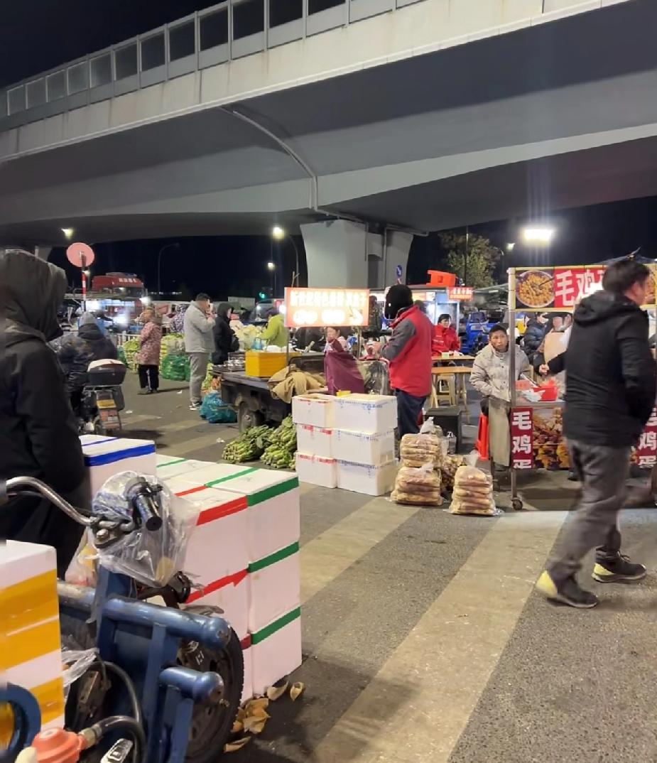 摆摊年入百万！不上班了不学习了大家不都去摆摊算了，事实上有那么可观吗，为什么有些