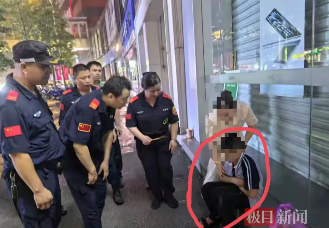 太惨了！我从来没见过这么惨的！江西萍乡12岁男孩因玩手机被父亲训斥，一怒