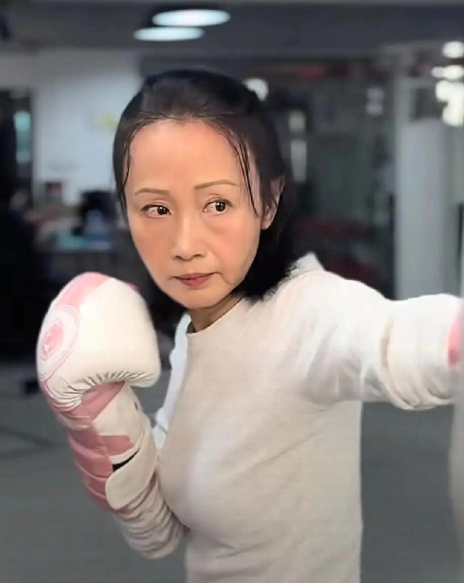 一个女人过得好不好，从面相上就能看出来。黄慧颐一脸苦相，眉宇间透露着一丝哀怨。