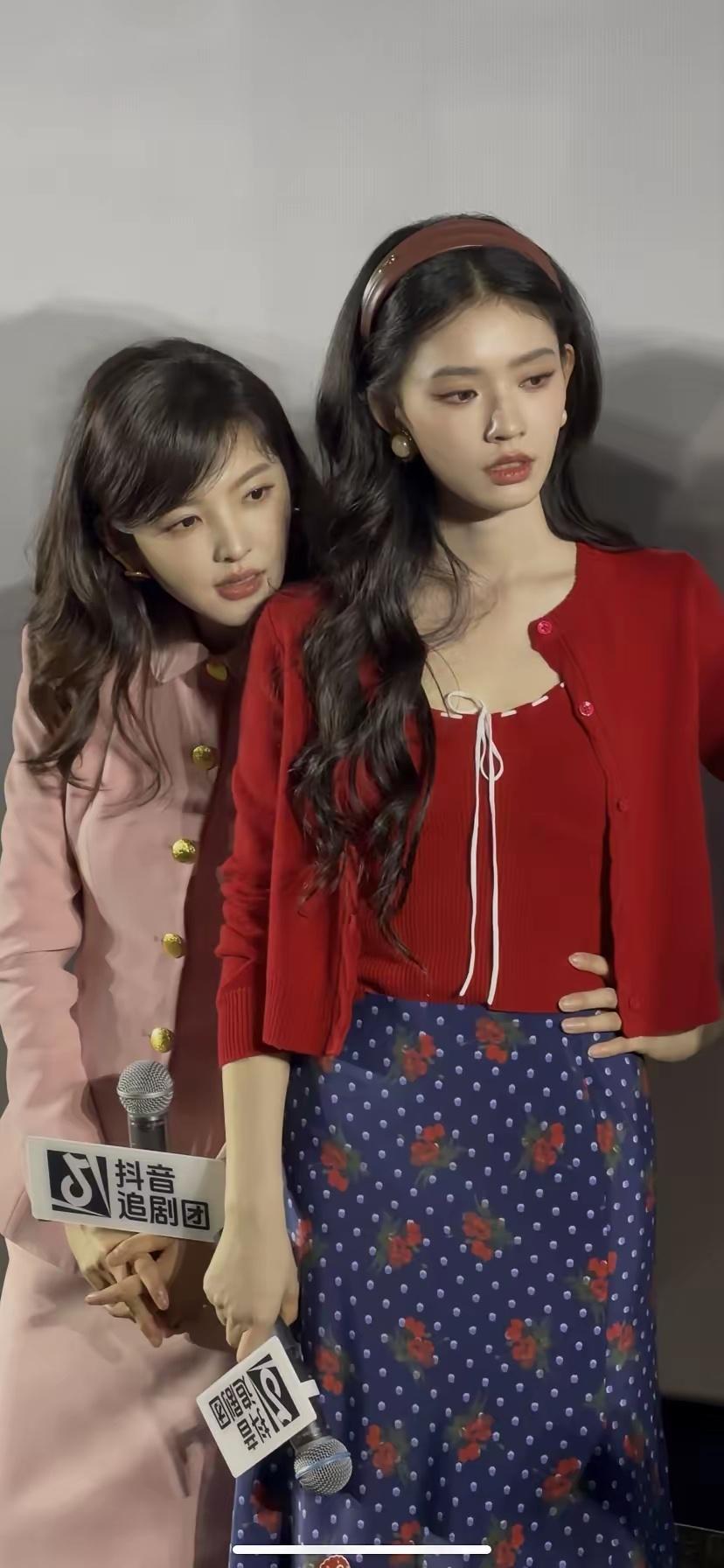 直到章若楠与林允同框的那一刻，才真正明白为何林允被称为“合照杀手”。单看五官，