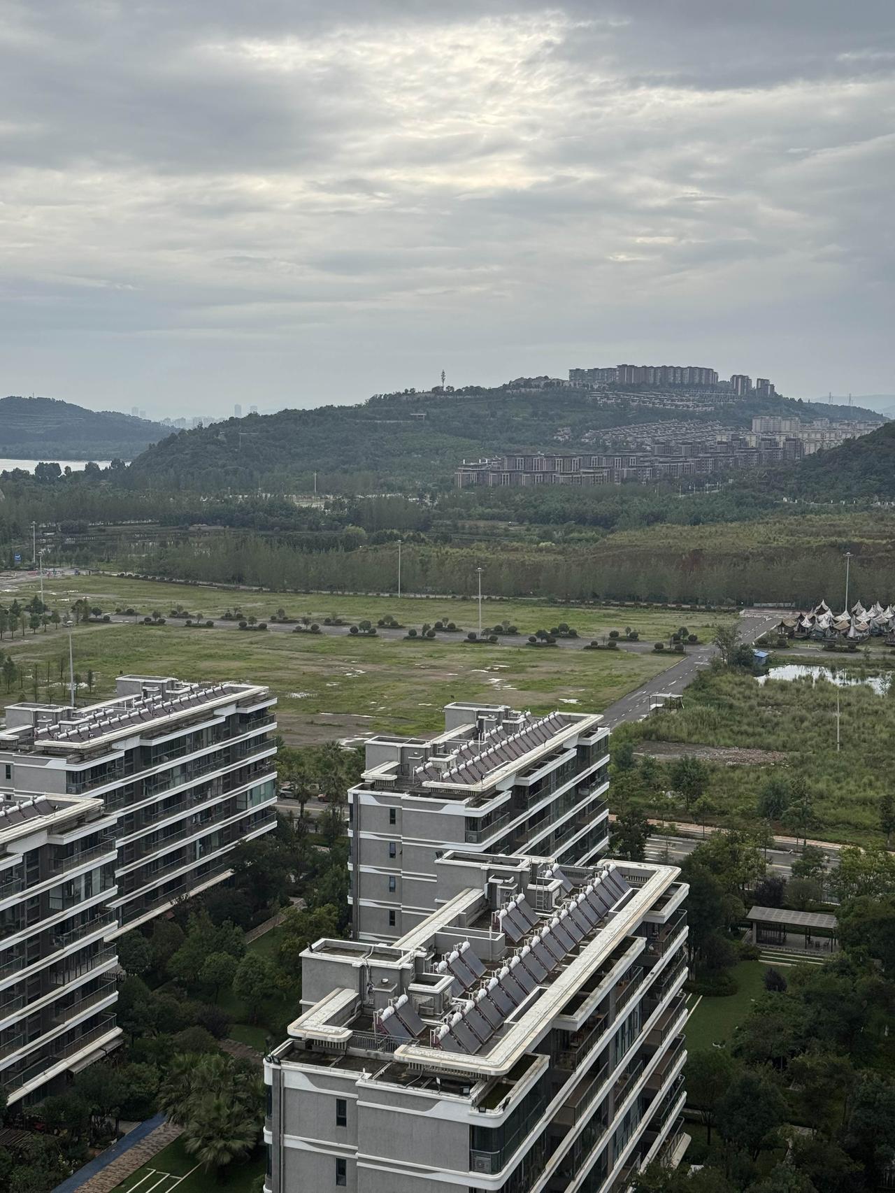 这个伏天为什么有点冷今天是头伏的第五天。我现在住的地方是古滇七彩云南。早晨