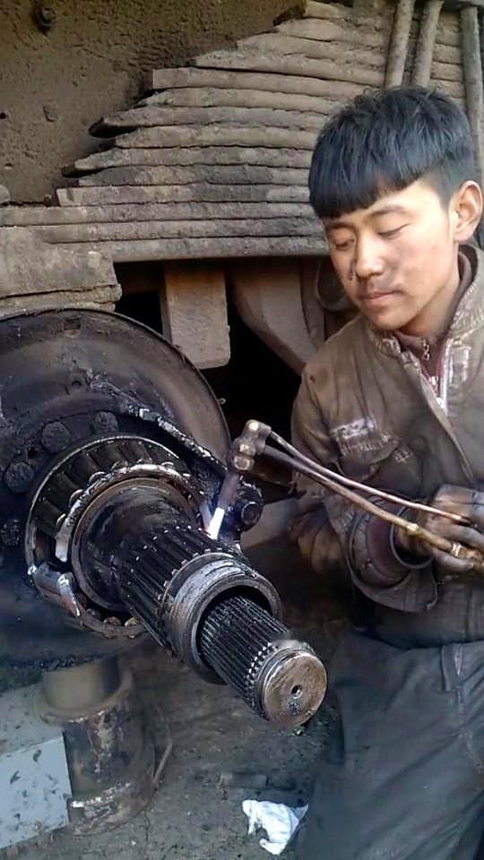 “学3个月能赚钱，谁熬3年？”95后小刘去年花8000块报了短视频剪辑班，结