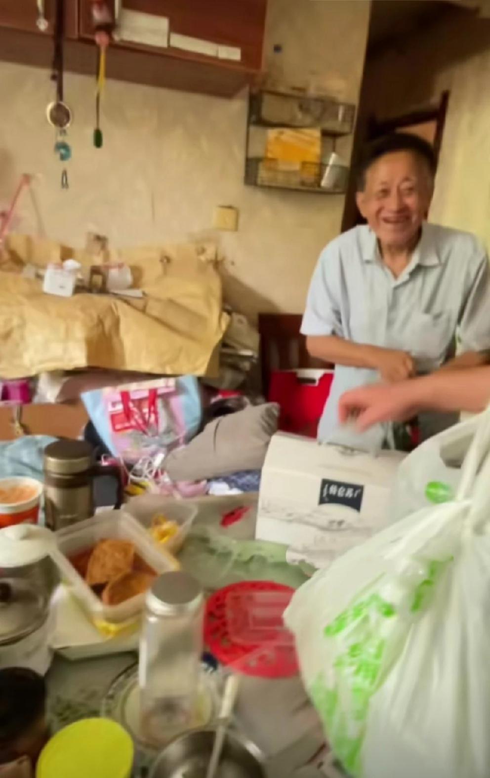 看了上海建工爷叔的家里陈设，无语了！大上海怎么还有这样的家庭？不是说房子大小，也