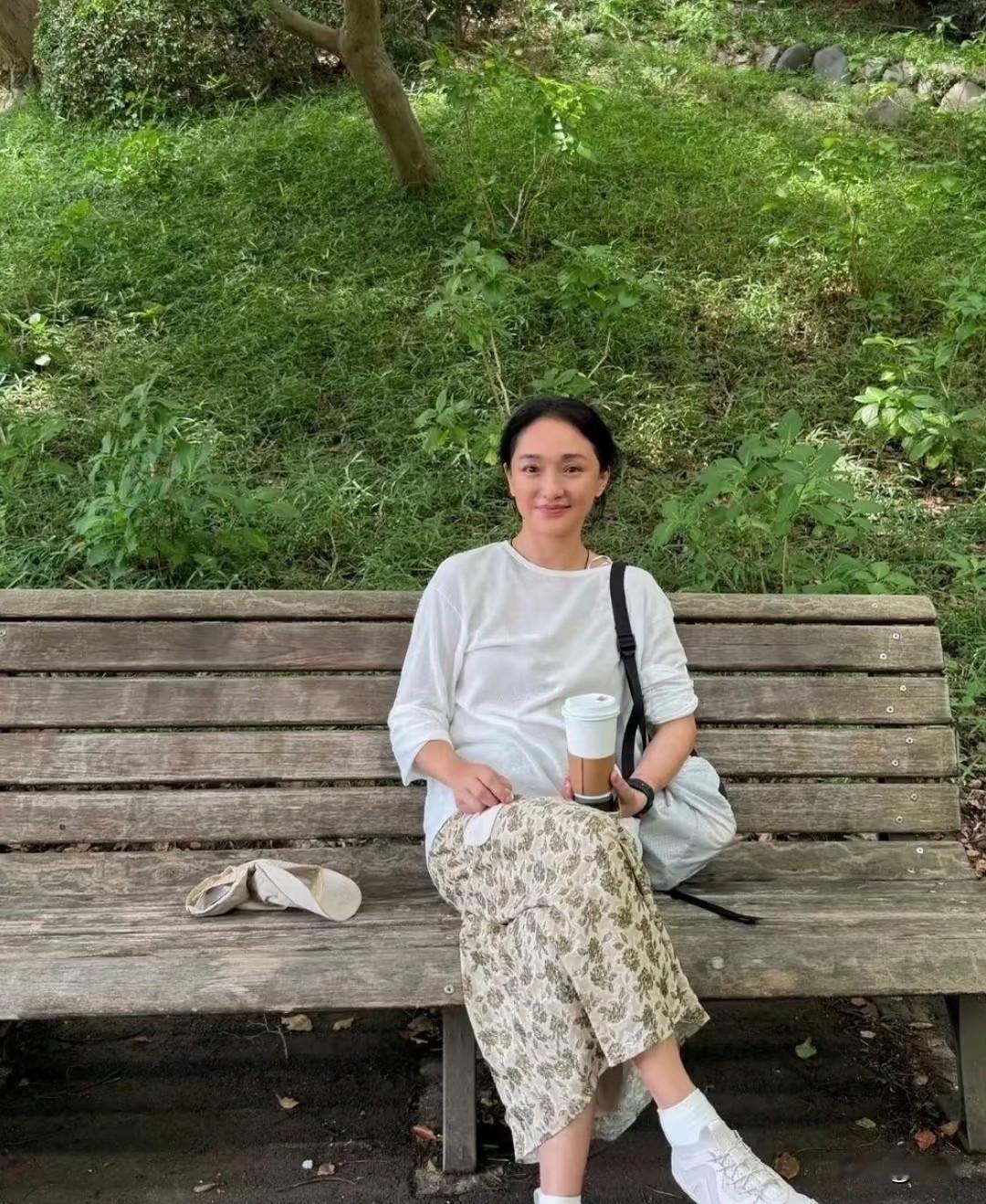 不少人感慨周迅身上渐渐有了岁月沉淀下来的年纪氛围感，一时间心里多少有些难以释怀。