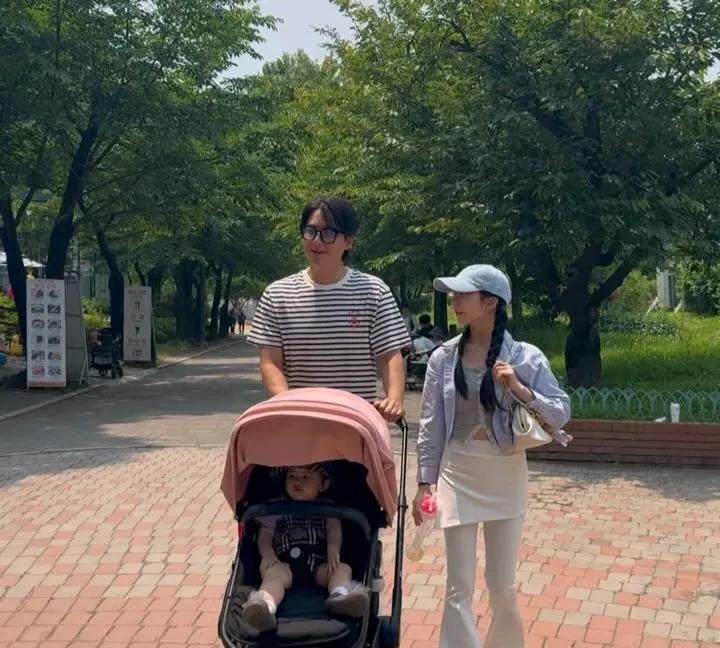近日，演员李智勋的妻子三浦绫乃在Instagram上配文“露熙的第一个动物园”，