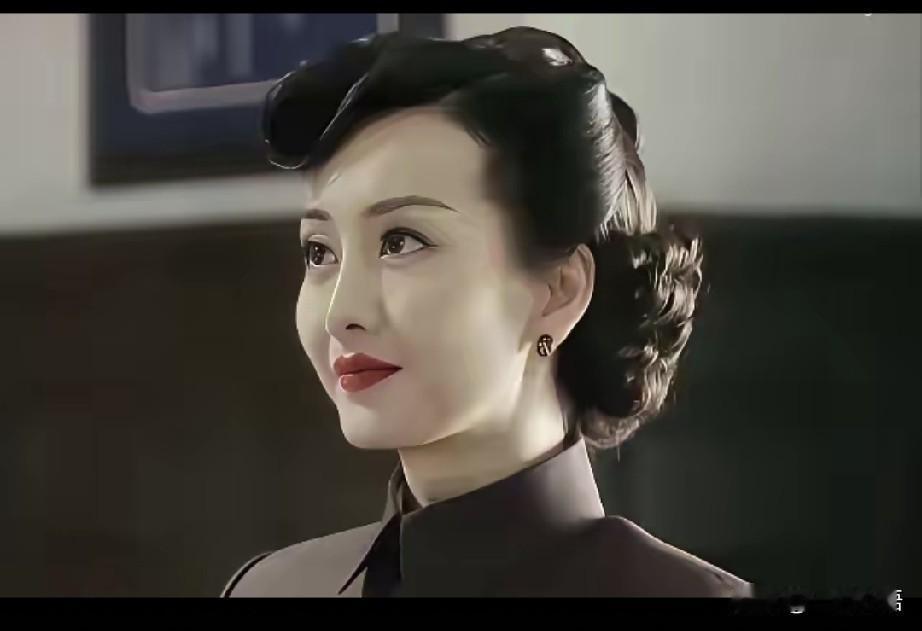 最漂亮的“女特务”汪曼春，也老了。我觉得《伪装者》里的汪曼春，是所有影视剧里，