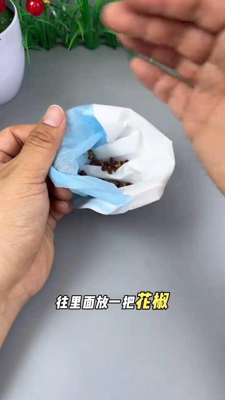 夏天家里蚊子再多，1分钟就能搞定，方法很简单。·找一个旧口罩，用剪刀把一头剪开