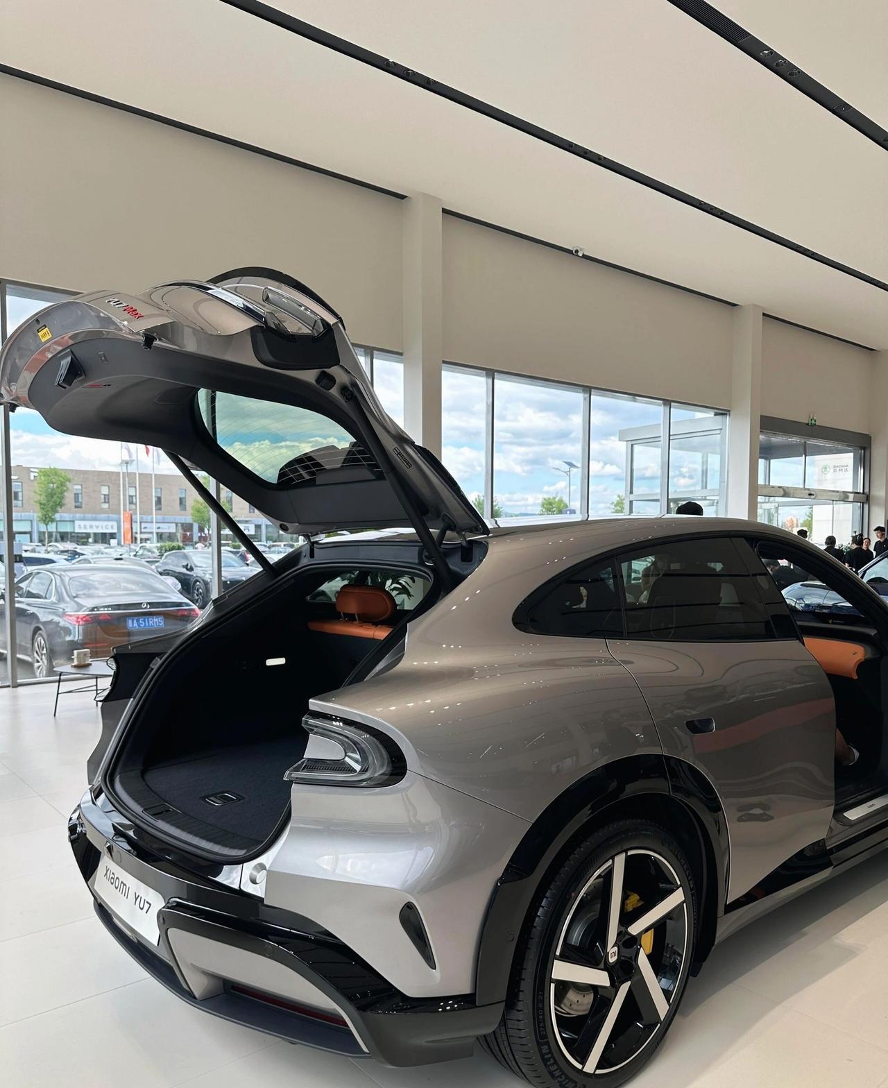 25万你会买小米YU7吗？实车体验小米YU7，外观真的炸，运动感拉满，20w级颜