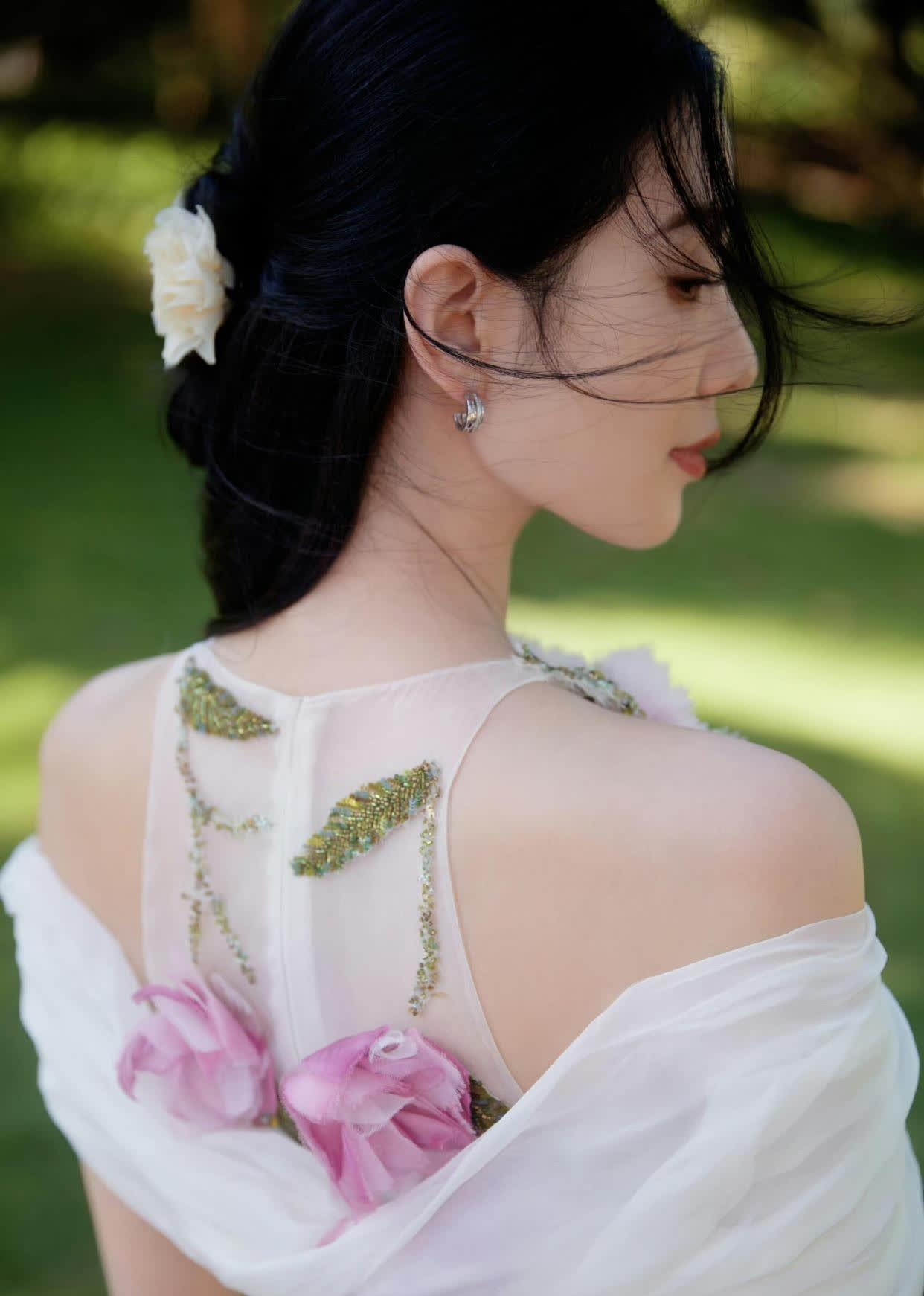 刘诗诗这组花园写真，真的把人比花温柔演活了✨一身仙气飘飘的白纱裙，立体粉花点缀在肩颈和后背，细碎的钉