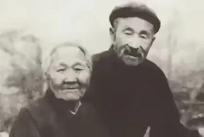 举报的是个砍柴的村民，说的是大青山脚下那个姓刘的老头，平时挑着担子卖酒卖肉，看着