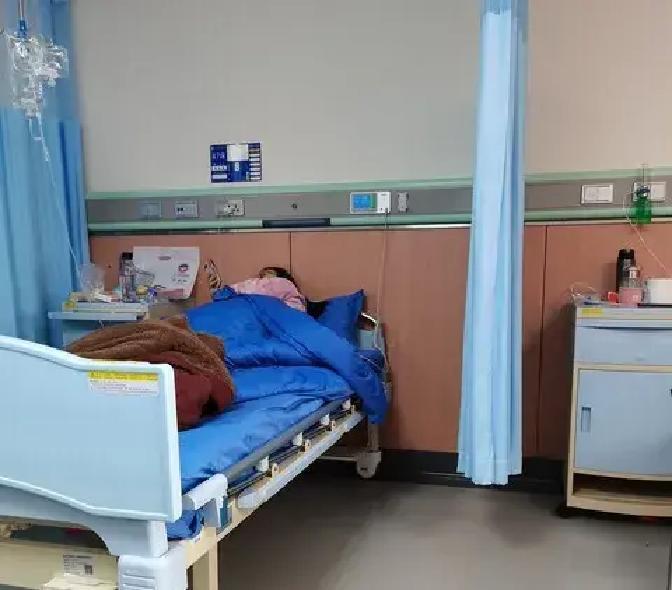 有个00后女同事，打球摔伤腿去住院，隔壁床是个70岁大妈，嚎着大嗓子说话就算了，