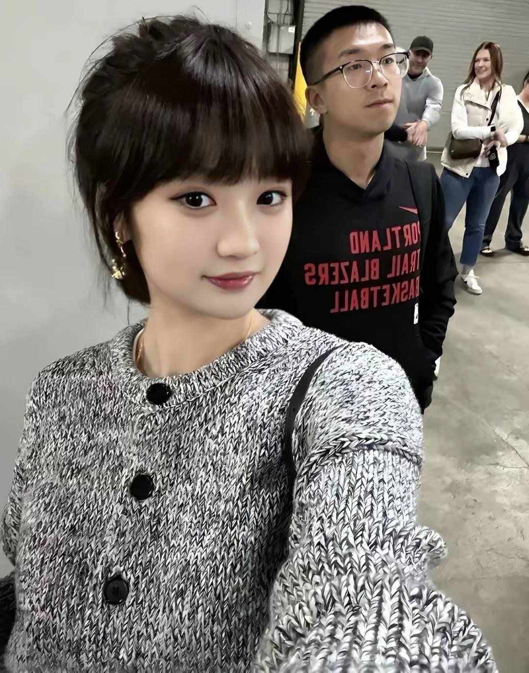 客观的说，如果杨翰森不是因为打篮球赚钱，以这样的长相、智商和个人素质，正常情况下