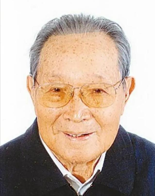 1976年10月6日晚上，在市委办公楼的一间屋子里，有个人死死盯着桌上的一部红色