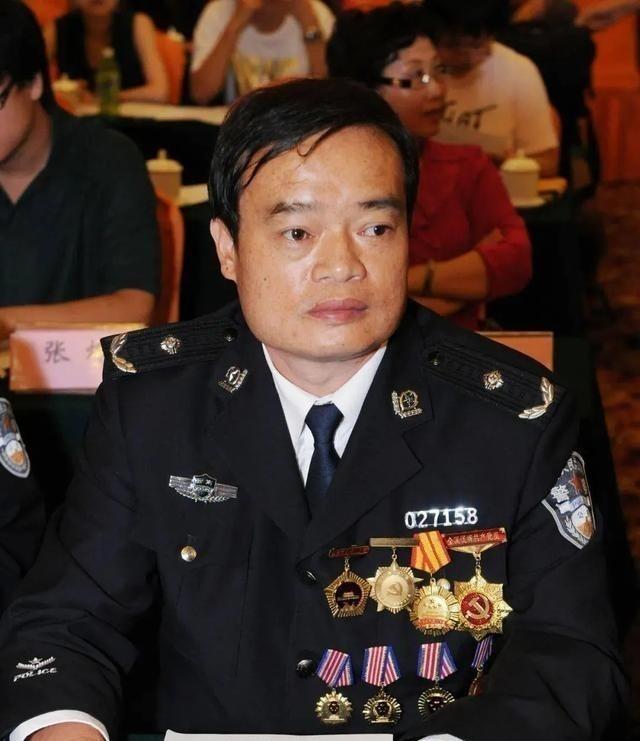 1992年，缉毒警察明正彬20岁的侄子参与贩毒，被他亲自抓获，并判死刑。行刑前一