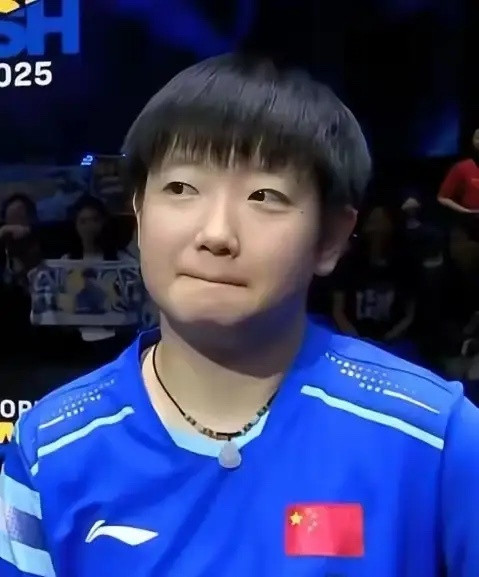 莎莎带领河北队成功晋级团体决赛。赛后采访时她抿嘴的落寞模样，实在让人心疼不已。她