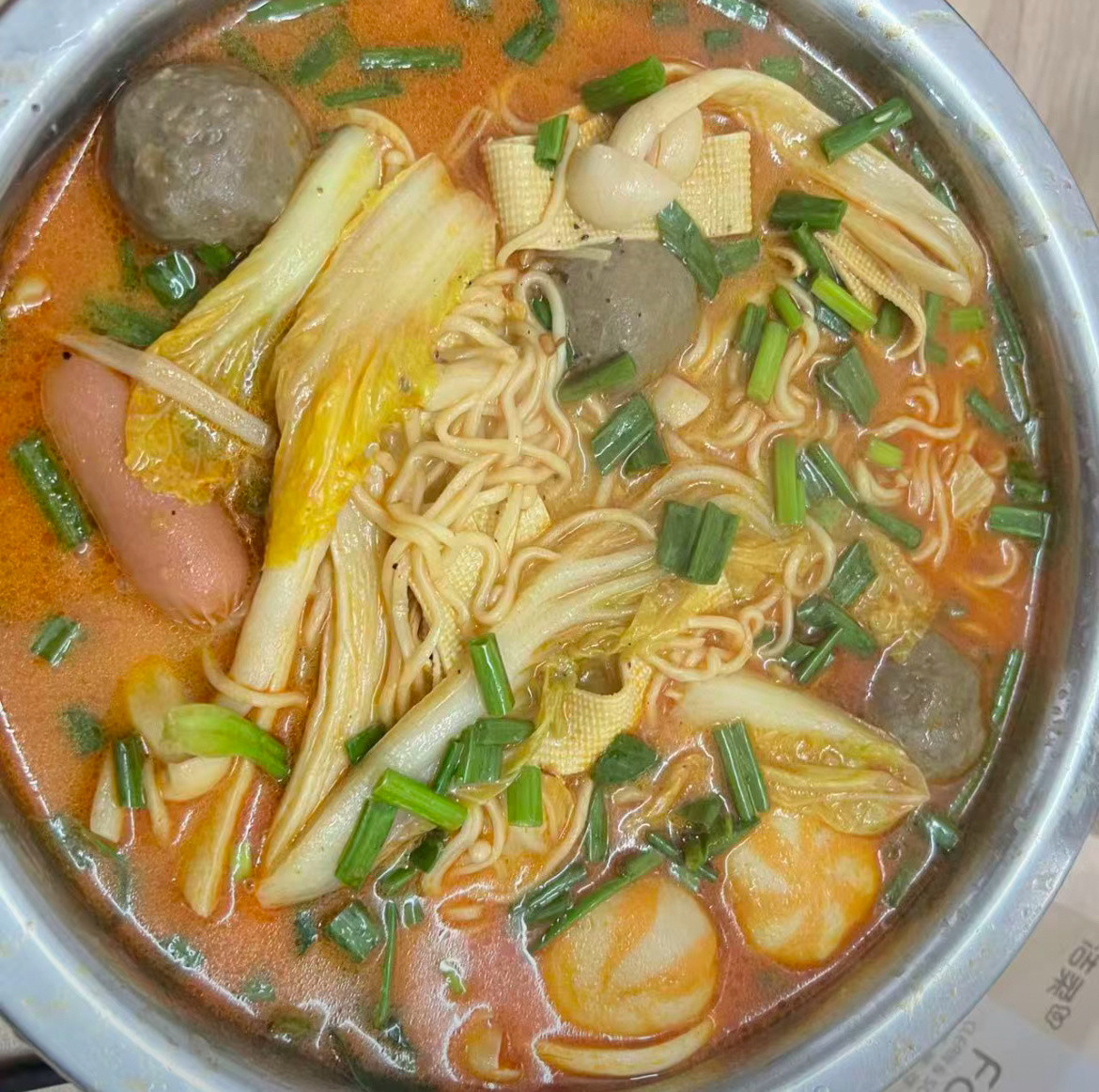 麻辣烫里最拉的菜自己煮吧，买两盒金针菇五块钱才放了一半，一包娃娃菜三个五块几毛钱