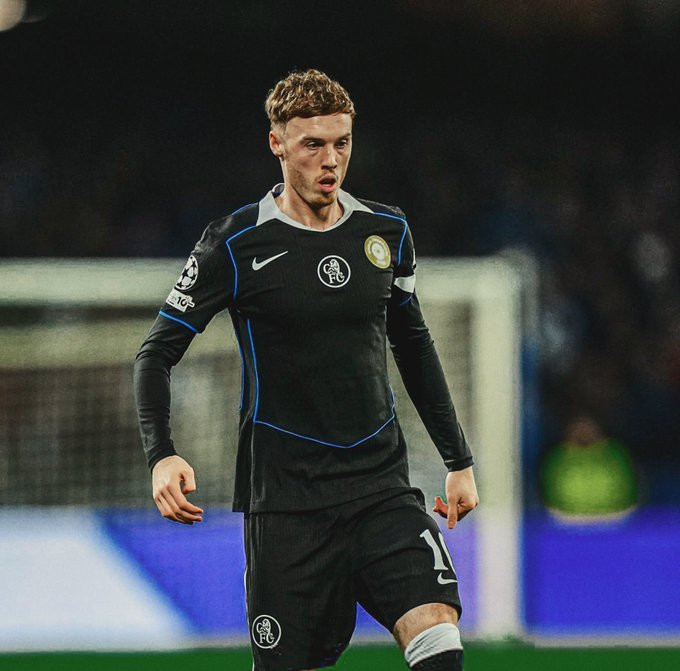 曼晚曼联不会引进帕尔默，主要有两个原因：-曼联高层知道，帕尔默超出了俱乐部今夏