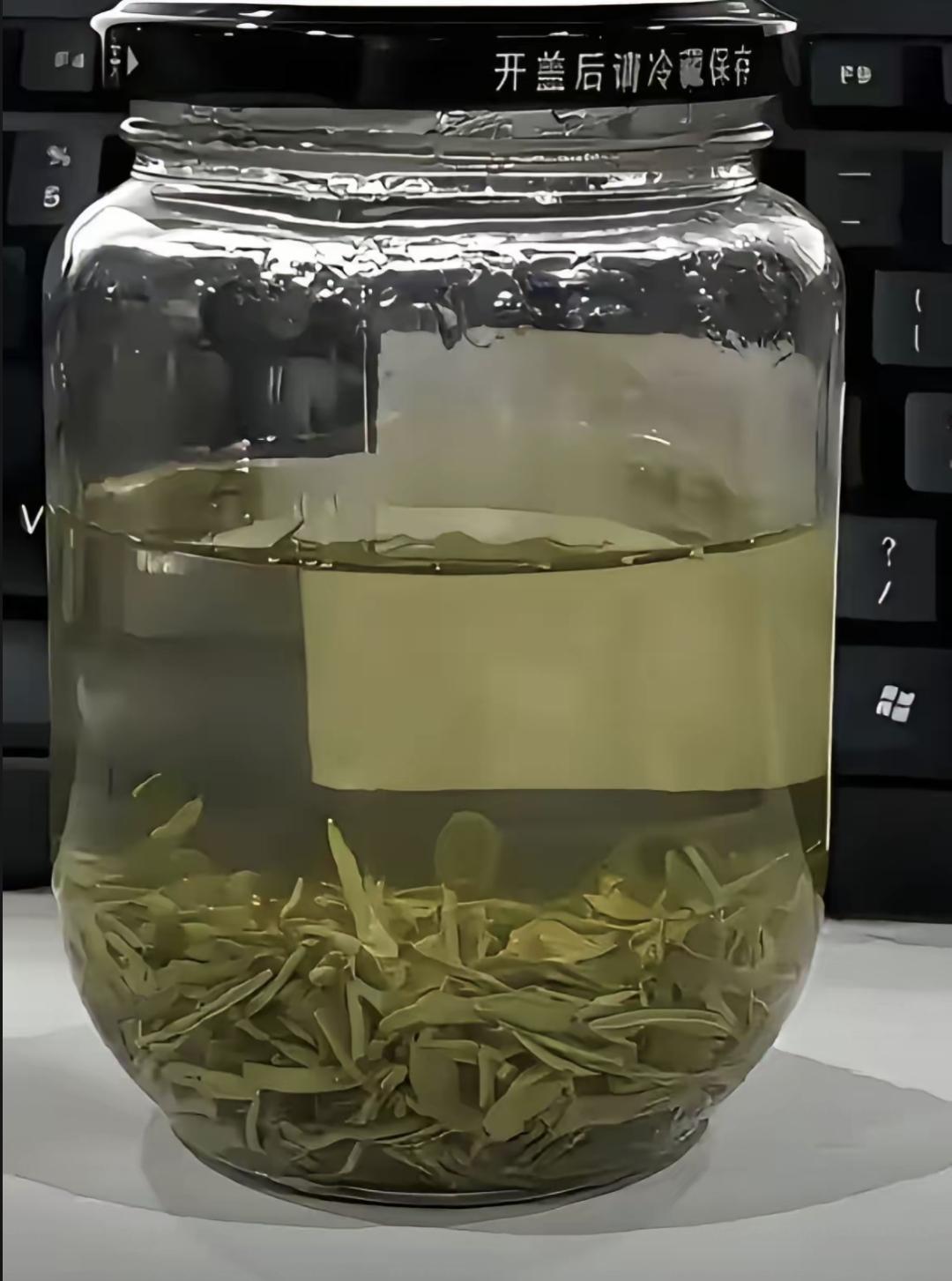 公司里王师傅总用黄桃罐头瓶子泡茶，谁看见都嘀咕这人怎么没正经杯子。上周五开会时有