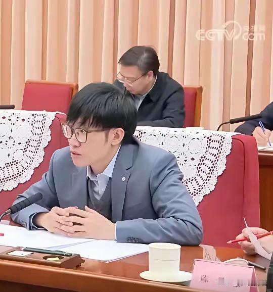 宇树科技的王兴兴和Deepseek的梁文峰，这俩人都“进过京”，见过大场面，但走
