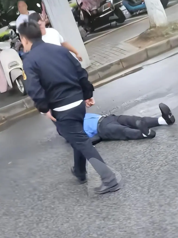“摊贩挥了一拳，城管人员倒地”视频引关注；贵阳当地派出所：事情正在处理6月19