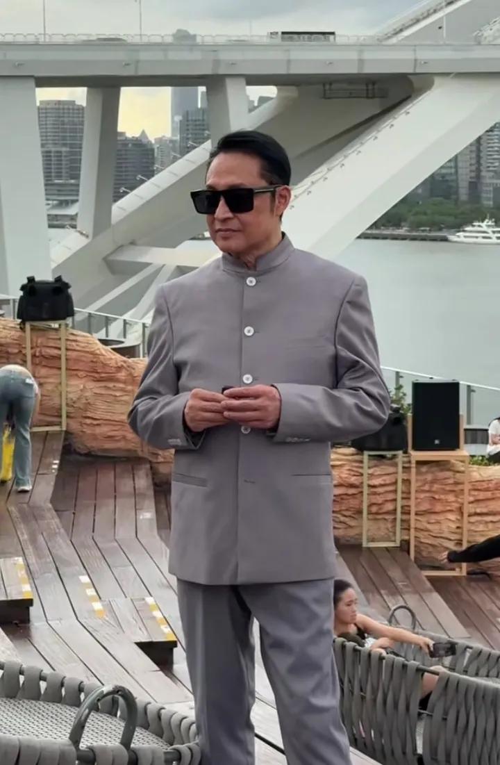 看了几个网友拍摄的马景涛在景区演出的视频。我只能说60多岁，又蹦又跳，实在太吃
