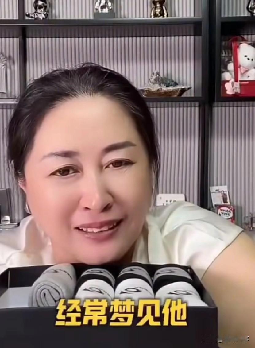 818粉丝逼问辛巴妈妈辛巴的最新动态，辛巴妈妈含糊其辞回应：别问了好不好？我