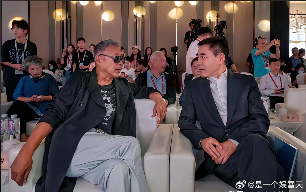 总感觉陈道明有点端着的味道，在室内这种场合，还带个墨镜和陈宝国聊天，让人感觉不舒