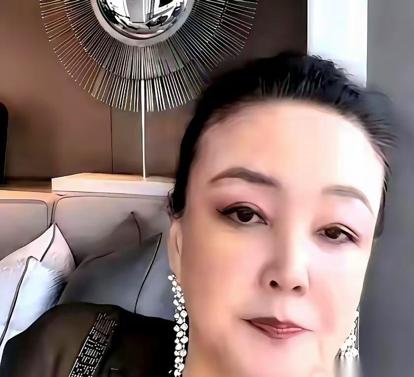 张兰，好像突然熄火了。前半生为儿子冲锋陷阵，后半生终于学会为自己而活，这不是熄火