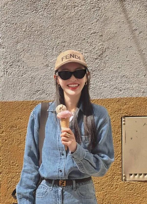 ✨唐嫣当妈后状态太绝了！牛仔套装+棒球帽，清爽减龄又随性，整个人笑起来元气