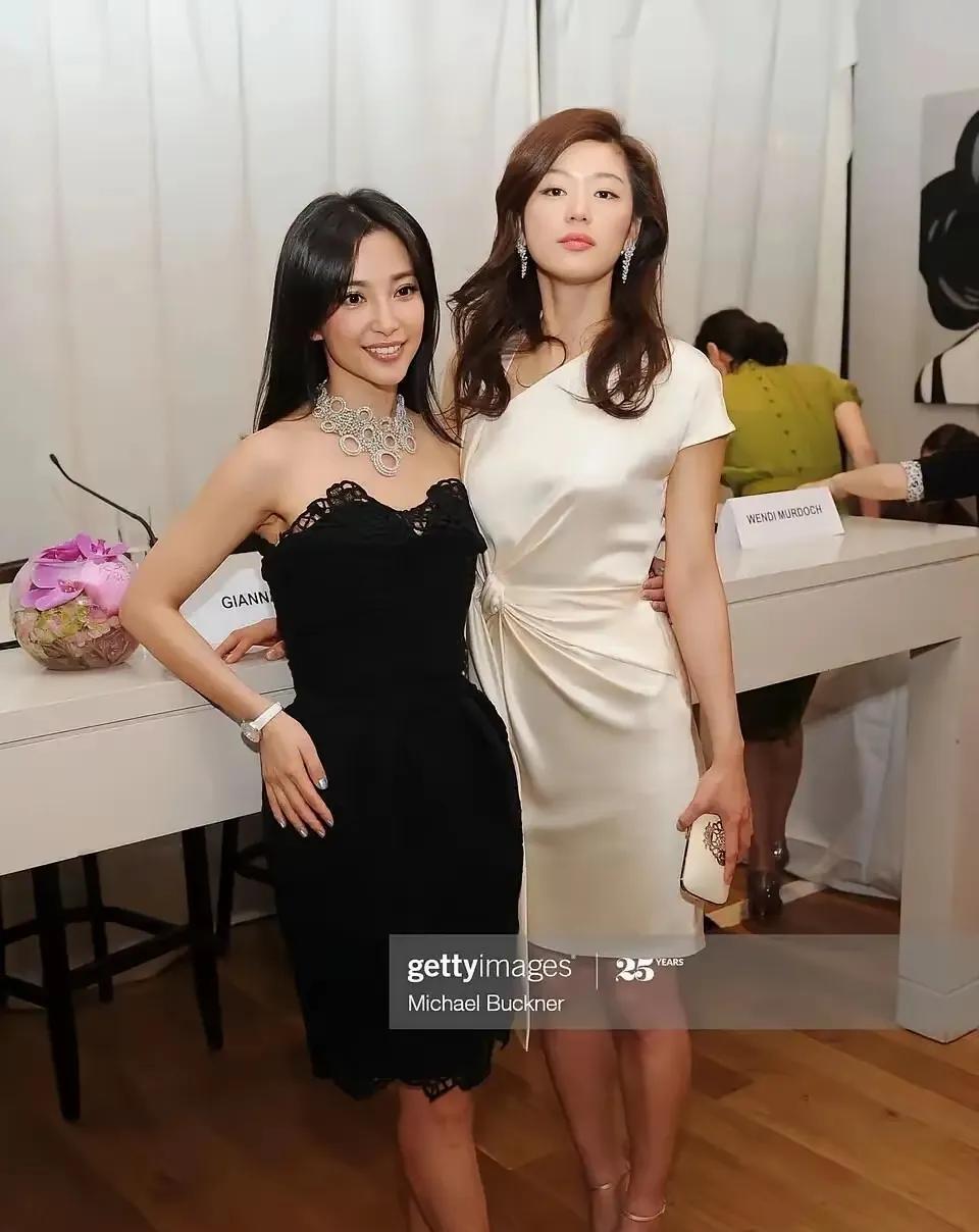 不说别的，单纯的说长相，确实不是一个咖位，全智贤更精致，一副很拽的样子，土大姐和