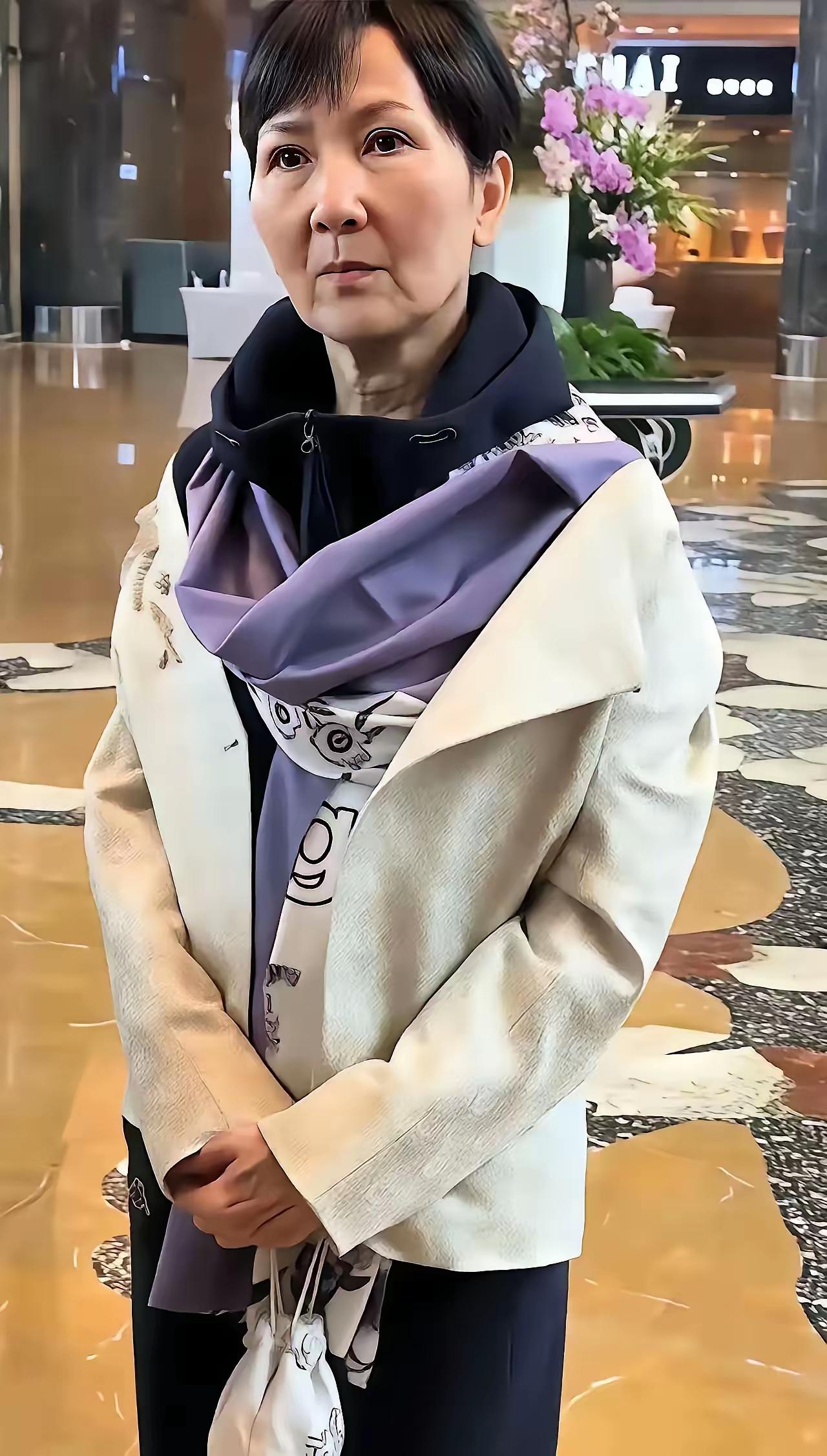 天呐！昔日那个灵动娇俏的“小青”，到底经历了什么，竟变得这般苦相？不比不知道，