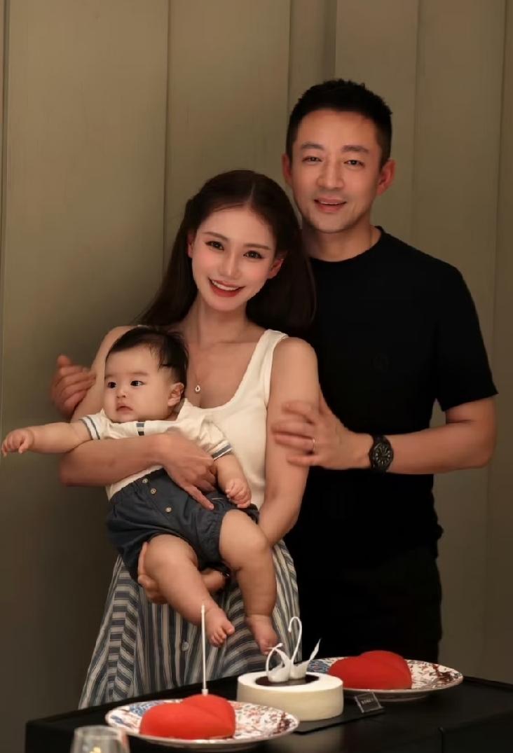 马筱梅34岁生日晒温馨三口合照，画面柔和氛围感满满。怀中宝宝白白软软，模样乖巧