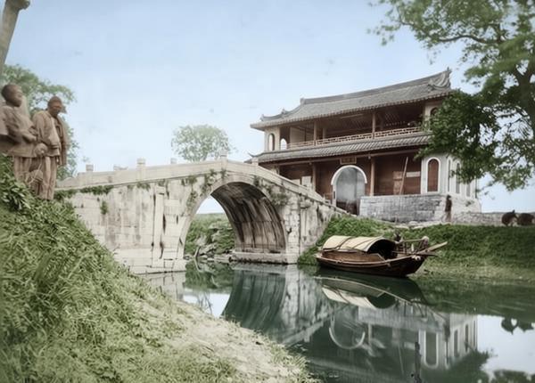 1869年秋，英国摄影师约翰·汤姆逊记录的嘉定孔庙前宾兴桥与文昌阁，也是现存最早