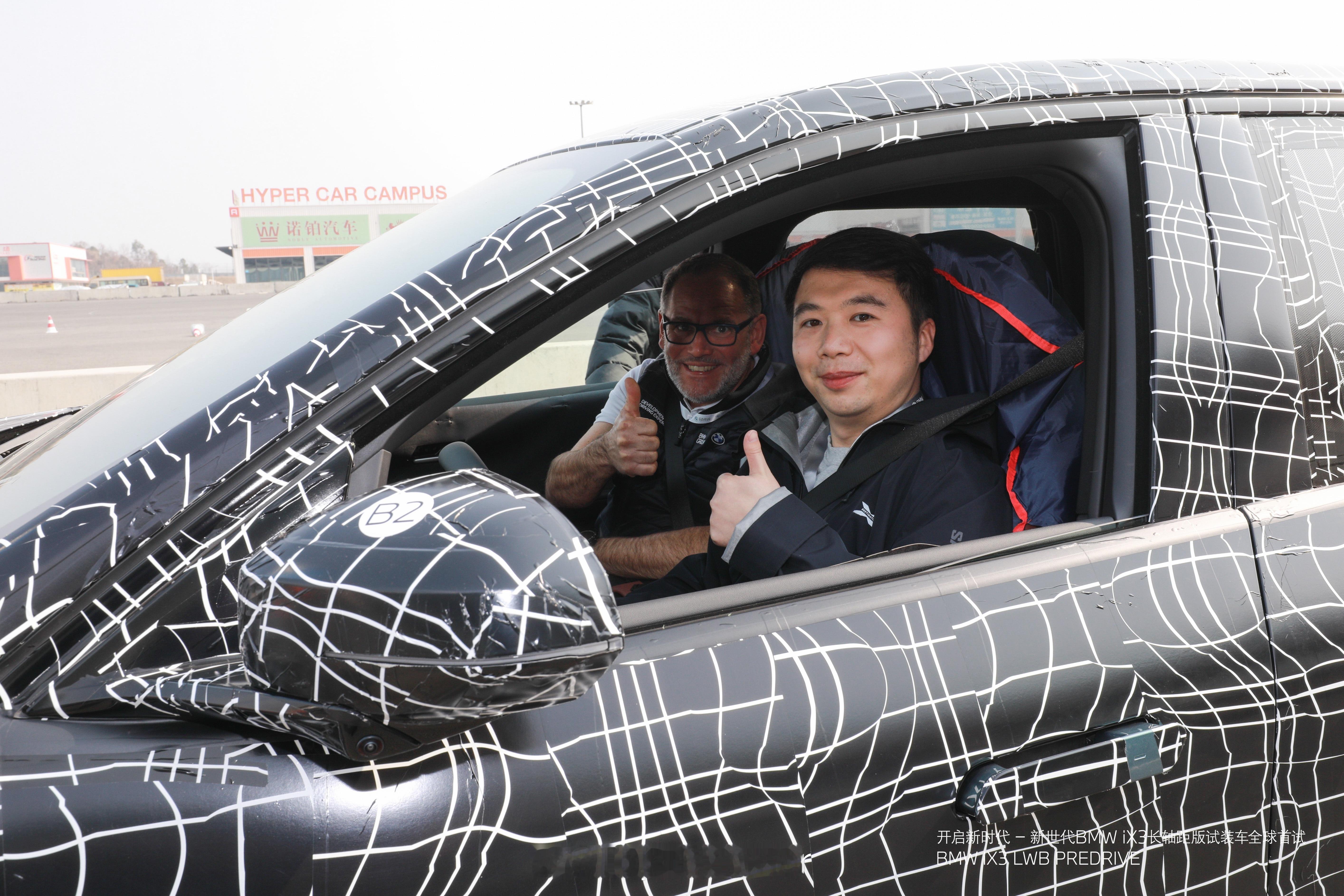 在我旁边的这个老头，是负责M2CS动态调教工程师，你猜我俩聊了什么？