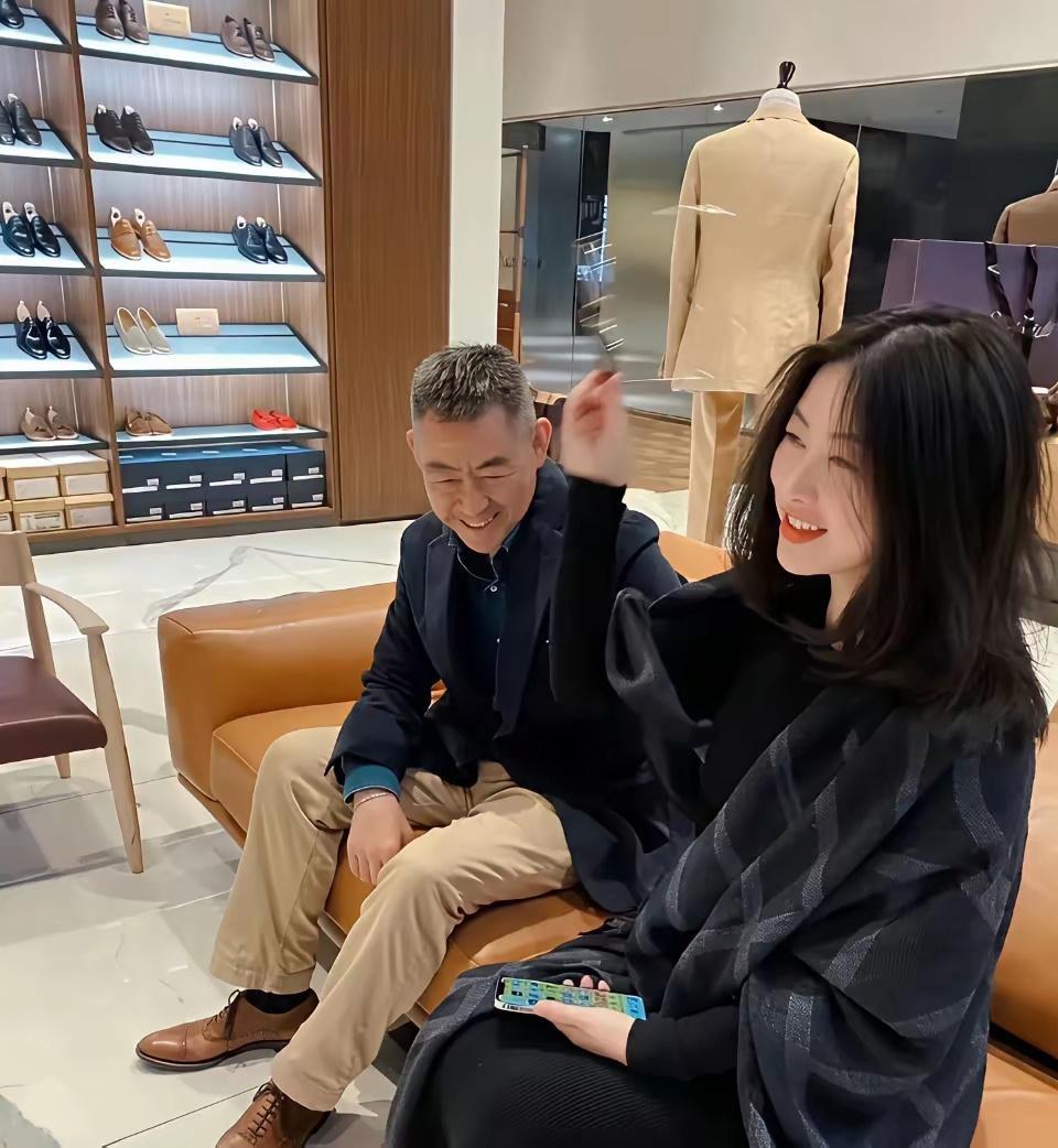 第一次见朱珠的爸爸。不得不说，老爷子长得挺帅气的，很有男人味。