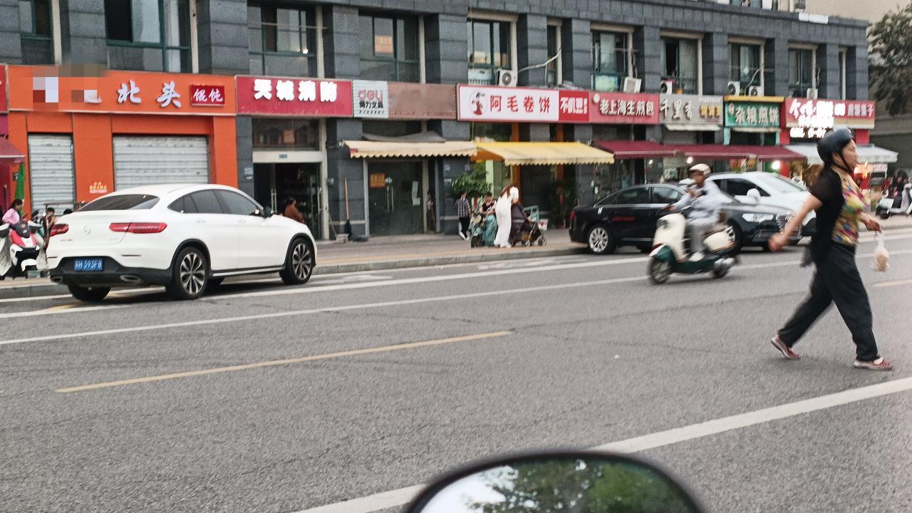 当下实体餐饮行业艰难，尤其早餐小吃为甚，前段时间对面的米线店开门营业第四天就写转