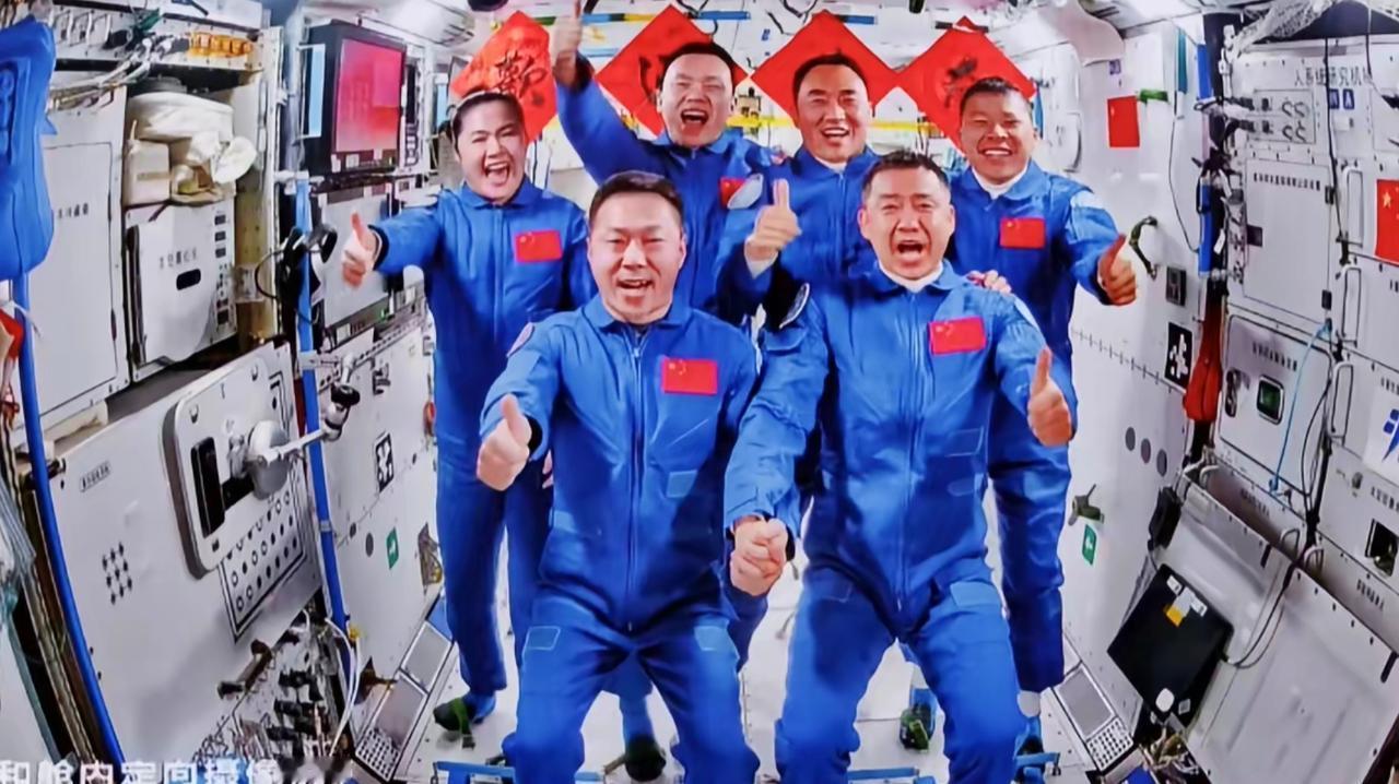 神舟二十一号第一张大合影来了，胜利会师！这不仅仅是一次简单的交接，更像是一