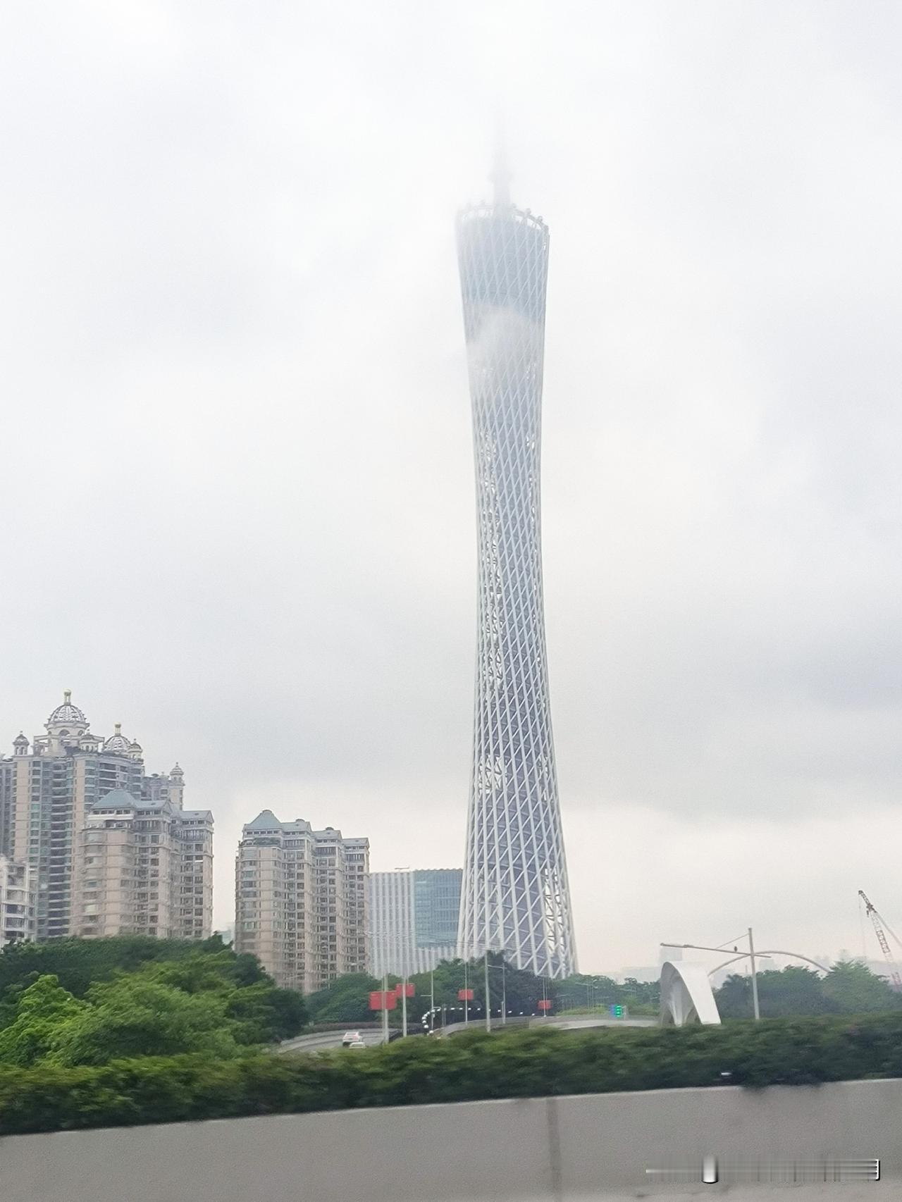 今日，游玩了珠江新城与广州塔，算是抓住了五一假期的尾巴。中午，在珠江新城一朋