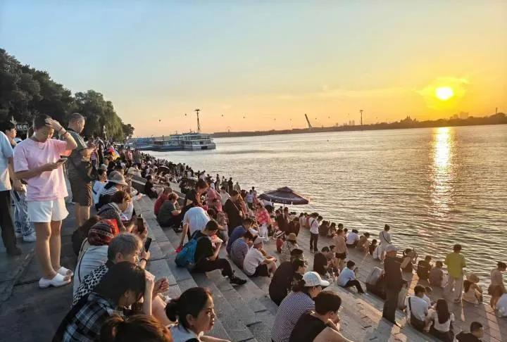 我打算今年回西双版纳，一天坐火车一天徒步走。5千公里，我粗略算了一下，连走带火