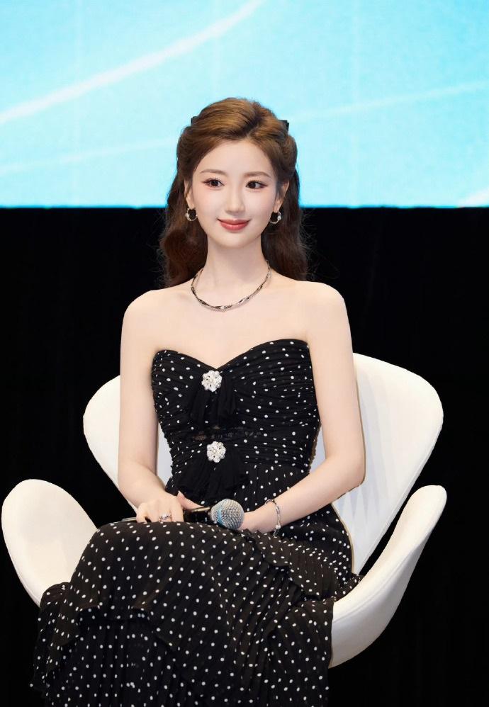 近日毛晓彤在出席活动的时候穿了一件黑色的波点长裙，看起来年轻又漂亮。毛晓彤这