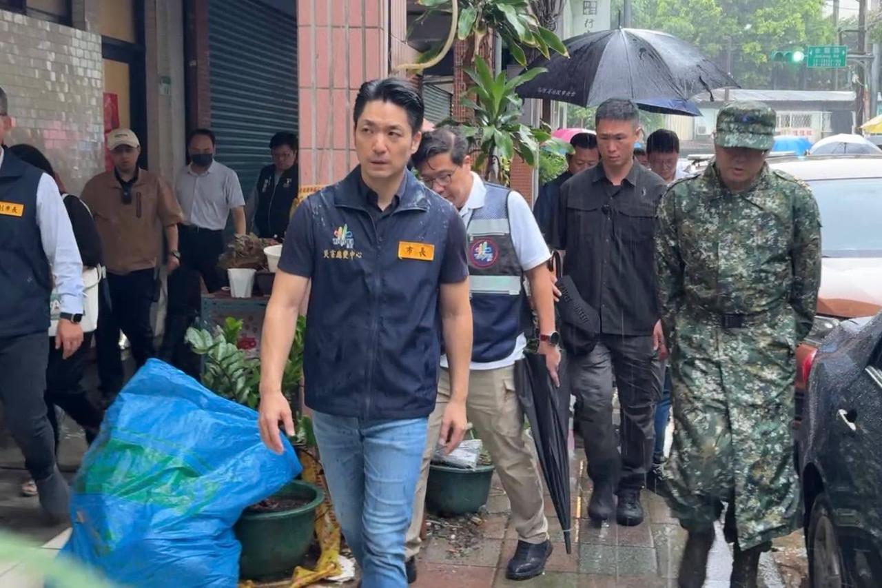 蒋万安还是非常聪明的，虽然最近民进党不断利用台北市因暴雨发生内涝的问题进行发难，