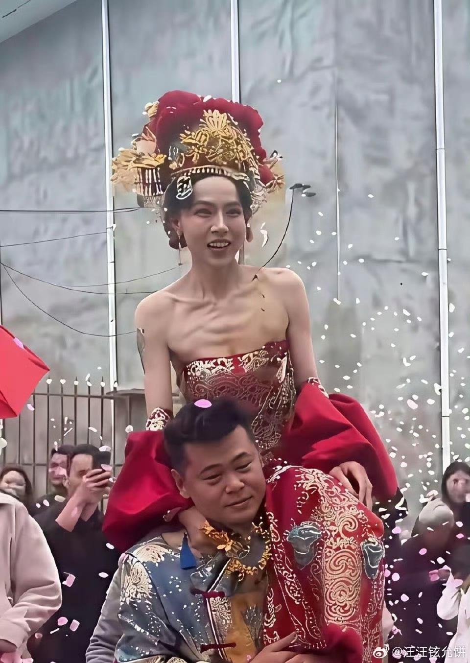 这是结婚还是拜把子？谁能告诉我一下！一时之间真的难以分辩……结婚懵逼现场@有网