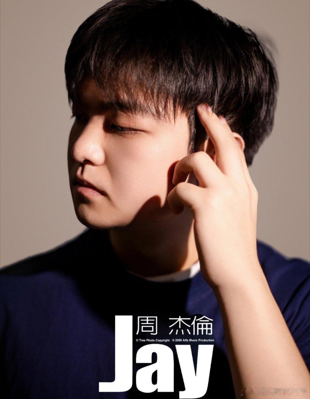 周杰伦再不发歌粉丝要回归了催歌大军越来越离谱，有人模仿台风，有人复刻造型，甚至