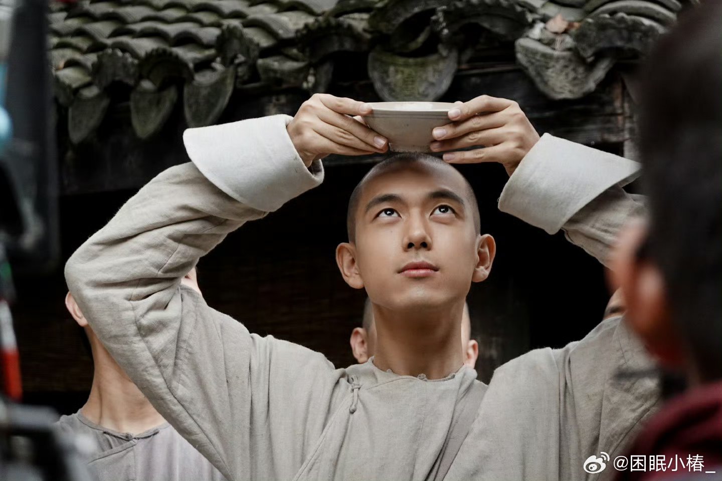 内娱谁敢接李现这样的造型佩服李现的敬业态度，这个发型确实很考验颜值，厉害了啊[爱