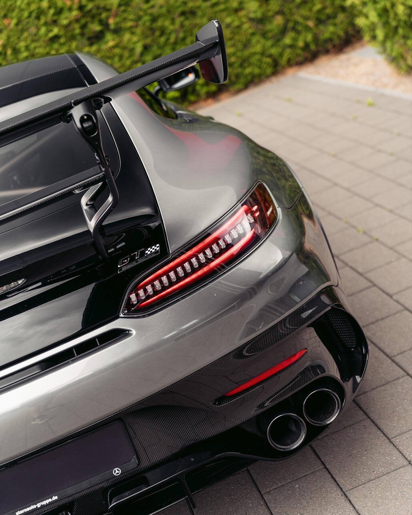 阿法尔特巴赫的极致狂热，凝为灰调猛兽。AMG GT Black Ser...