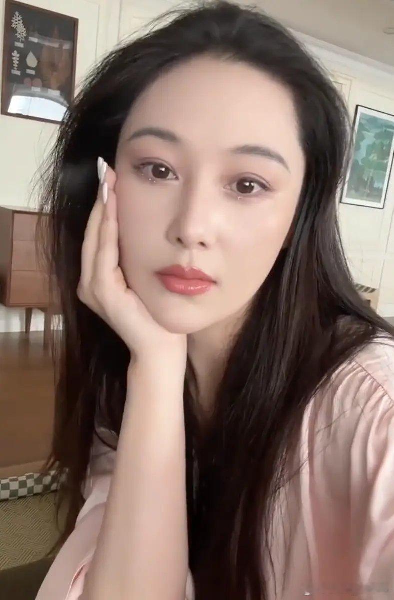 张馨予素颜出镜挑战雀斑妆老公何捷站一旁点评​​​